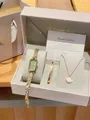 Détail rapproché de l'élégante montre en or vintage et du coffret cadeau de bijoux - Or (2632)