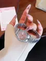 Detalle de reloj plateado para mujer con esfera rosa y bisel con diamantes incrustados - Estilo Strass Plateado (77215) / Plata Esfera Rosa