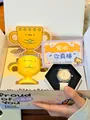 Coffret cadeau montre en silicone Gccliyo avec trophée créatif et carte de mérite - Style Amusant Trophée (2368) / Jaune Crème (Avec Coffret Cadeau)