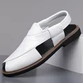 Detailansicht weißer Herren-Sandalen mit Krokoprägung, schwarzen Einsätzen und Sohle - 38 / Weißes Karo