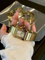 Primer plano de un reloj de cuarzo cuadrado vintage dorado con correa de metal en la muñeca. - Esfera Blanca / Dorado Blanco