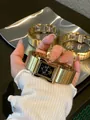 Primer plano de reloj de cuarzo GUOU dorado con esfera negra estrellada y correa de acero - Esfera Negra / Dorado Negro