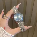 Elegante reloj IBSO de acero inoxidable plateado para mujer con esfera azul claro y fecha - Plata & Azul