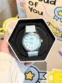 Montre minimaliste en silicone bleu clair avec motif papillon dans sa boîte cadeau - Style Amusant Trophée (2368) / Bleu Sel de Mer (Avec Coffret Cadeau)