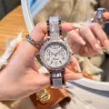 Primer plano detallado de un elegante reloj de cuarzo de cerámica sintética color púrpura - Cerámica Gris