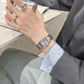 Elegante orologio al quarzo vintage da donna con cinturino in acciaio argento al polso - Argento