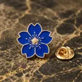 Elegante broche de flor de esmalte azul con baño de oro y cierre de mariposa de metal - Estilo de Margarita (XD450-3) / Azul