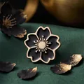 Elegante broche de flor de cerezo en esmalte negro con finos detalles dorados - Estilo de Margarita (XD450-5) / Negro