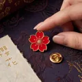 Pin de esmalte de flor de cerezo rojo con acabado dorado para estilo elegante - Estilo de Margarita (XD450-1) / Rojo