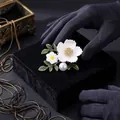Elegante broche de margarita de esmalte blanco con perla y hojas verdes para mujer - Estilo de Margarita (XD824054-1) / 4.6*3.8CM / Blanco