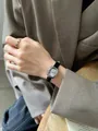 Nahaufnahme einer Vintage-Quarzuhr für Damen mit schwarzem Armband und römischen Ziffern - Vintage Ovaler Stil (8271) / Schwarzes Armband Weißes Silbergehäuse