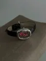Vintage silberne ovale Uhr mit rotem Zifferblatt und schwarzem Lederband - Vintage Ovaler Stil (8271) / Schwarzes Band Rotes Zifferblatt Silberner Rahmen