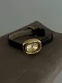 Detailansicht der vintage GUOU Ovaluhr mit goldfarbenem Gehäuse und Lederarmband. - Vintage Ovaler Stil (8271) / Schwarzes Band Champagner Zifferblatt Goldgehäuse