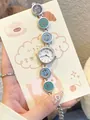 Primer plano de un lindo reloj de cuarzo para niñas con dijes de gato y sol en una tarjeta. - Jalea de Leche con Sal de Mar (2379) / Jalea de Leche con Sal de Mar (Blanco/Azul)