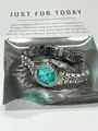 Silberne Damen-Edelstahluhr mit türkisem Kristall-Zifferblatt auf einem Metalltablett - Stahl Silberfarben (Blaues Zifferblatt)