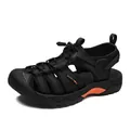 Detailansicht der schwarzen atmungsaktiven Outdoorsandalen mit orangen Sohlenakzenten. - 38 / Schwarz