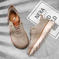 Gros plan de chaussures de randonnée pieds nus beiges pour hommes avec bout large et tige en maille. - 40 / Kaki