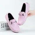 Mocasines rosas para hombre con textura de piel de avestruz y hebilla de metal - 39 / Rosa