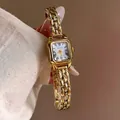 Primo piano orologio GUOU donna oro quadrato con numeri romani e cinturino a maglie fini - bianco dorato