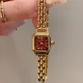 Orologio al quarzo dorato vintage da donna con piccolo quadrante rosso quadrato e numeri romani - Rosso Dorato