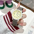 Reloj de cuarzo de dibujos animados con correa de silicona marrón y esfera amarilla - Koala Dormilón (Correa Marrón)