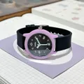 Lindo reloj de cuarzo de dibujos animados morado con correa de silicona negra para niños - Oso en Pijama (Correa Negra)