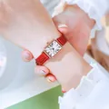 Montre à quartz élégante GEDI pour femme avec bracelet en cuir rouge et cadran carré or rose - Bracelet Rouge Cadran Doré