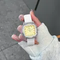 Reloj jelly cuadrado transparente con esfera amarilla y correa de silicona blanca - Blanco Roto