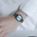 Elegante quadratische Damenuhr mit dunklem Metallarmband und hellblauem Zifferblatt. - Quadratisch (1903) / Kleines Klavierband Gunmetal Blau