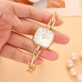 Gros plan d'une montre bracelet à chaîne dorée avec cadran carré et diamants - Cadran Blanc Or