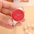 Dettaglio di un elegante orologio a bracciale da donna in argento con quadrante rosso vivace - Braccialetto / Argento Rosso