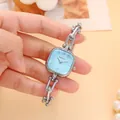 Détail élégant d'une montre à cadran bleu ciel carré avec un bracelet chaîne argenté - Argent avec Cadran Bleu