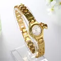 Dettaglio di un orologio da polso dorato per donna con un elegante cuore pendente - Stile Ciondolo Cuore Quadrante Ovale (WAT00477) / Oro