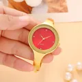 Primo piano di un orologio a bracciale dorato minimalista con elegante quadrante rosso - Braccialetto / Oro Rosso