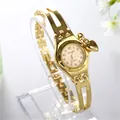 Vista dettagliata di un elegante orologio a bracciale dorato con ciondolo a cuore. - Stile Ciondolo Cuore a Forma di I (WAT00478) / Oro
