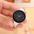 Vista dettagliata dell'orologio a bracciale argento che mostra il quadrante nero e gli strass - Braccialetto / Argento Nero