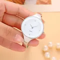 Dettaglio di un orologio a bracciale in argento minimalista con quadrante bianco e cristalli - Braccialetto / Argento Bianco