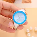 Primo piano di un orologio a bracciale al quarzo argento con quadrante blu in mano. - Braccialetto / Argento & Blu