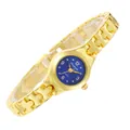 Detailopname van een elegant gouden armbandhorloge met een diepblauwe analoge wijzerplaat - Goud & Donkerblauw