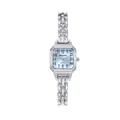 Primo piano di un orologio al quarzo argento da donna con quadrante azzurro quadrato. - Argento & Blu
