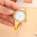Primo piano di un orologio al quarzo da donna minimalista dorato con quadrante bianco - Braccialetto / Oro Bianco