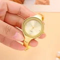 Dettaglio macro di un elegante orologio a bracciale dorato da donna con movimento al quarzo. - Braccialetto / Tutto Oro