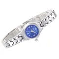 Detailopname van zilveren armbandhorloge met blauwe wijzerplaat en kwartsuurwerk. - Zilver & Donkerblauw