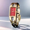 Primo piano di un elegante orologio a bracciale dorato con quadrante rosso rettangolare - Oro Rosso