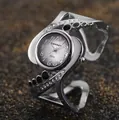Dettaglio dell'orologio rigido argento CANSNOW con strass e accenti neri - Nero