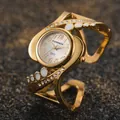 Dettaglio squisito dell'orologio da polso a quarzo dorato CANSNOW con decori in cristallo - Oro