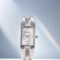Vista ravvicinata di un orologio a bracciale al quarzo rettangolare in argento per donna - Bianco