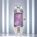 Vista macro di un orologio a bracciale argento rettangolare con quadrante viola vivace. - Viola