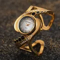 Dettaglio dell'elegante orologio rigido dorato CANSNOW con cristalli e finiture nere - Oro Nero