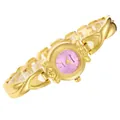 Détail d'une montre à quartz élégante avec bracelet croisé doré et cadran rose raffiné - Or Violet